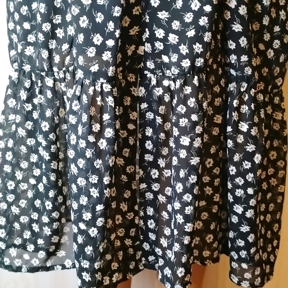 Beautiful NWOT Divided button up flowered puff sleeved silky dress - Picture 5 of 9